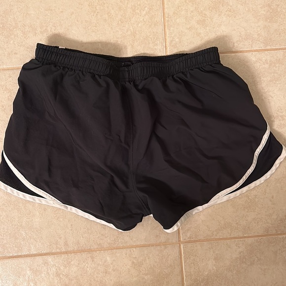 Women’s Under Armour shorts - Picture 3 of 4